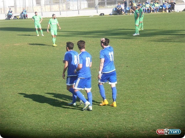 רינשטיין חוגג את השער עם חבריו (דור היקה)